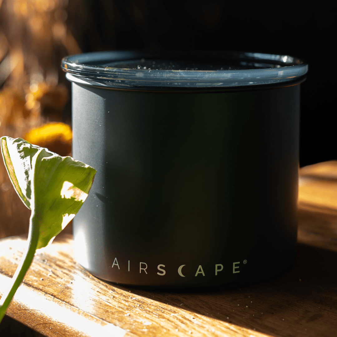 Barattolo Airscape 1800 ml nero opaco su un piano in legno