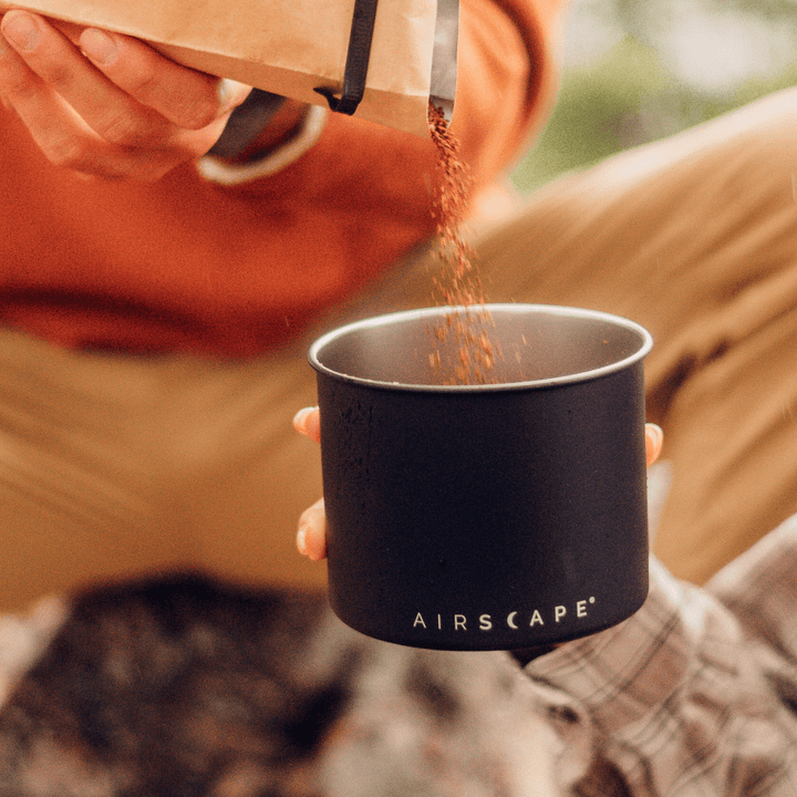 Caffè macinato versato nel barattolo Airscape nero opaco