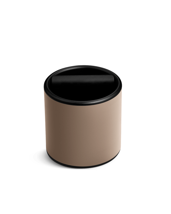 Fellow Espresso Knock Box color Malted Chocolate, battifondi marrone con bordo e barra neri