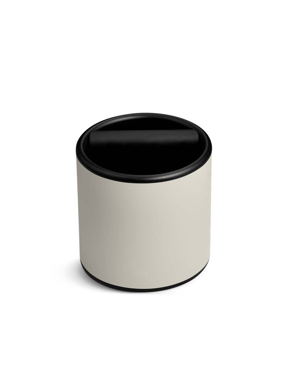 Fellow Espresso Knock Box color Sesame, battifondi crema chiaro con bordo e barra neri