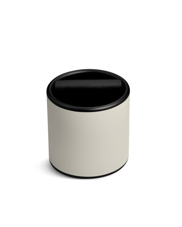 Fellow Espresso Knock Box color Sesame, battifondi crema chiaro con bordo e barra neri