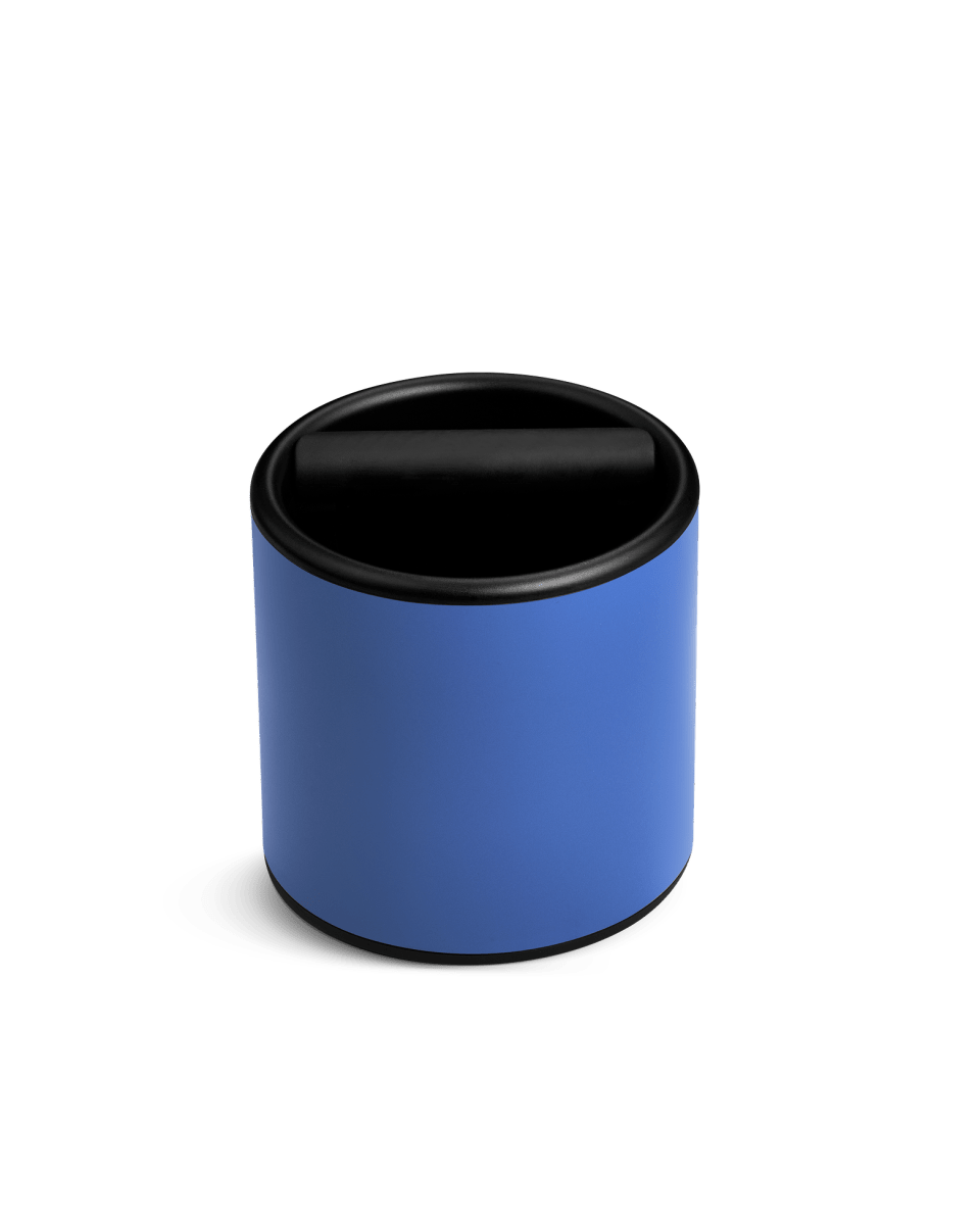 Fellow Espresso Knock Box color Marine Blue, battifondi blu intenso con bordo e barra neri