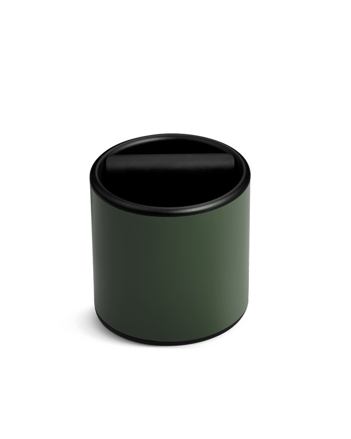 Fellow Espresso Knock Box color Woodland, battifondi verde bosco con bordo e barra neri
