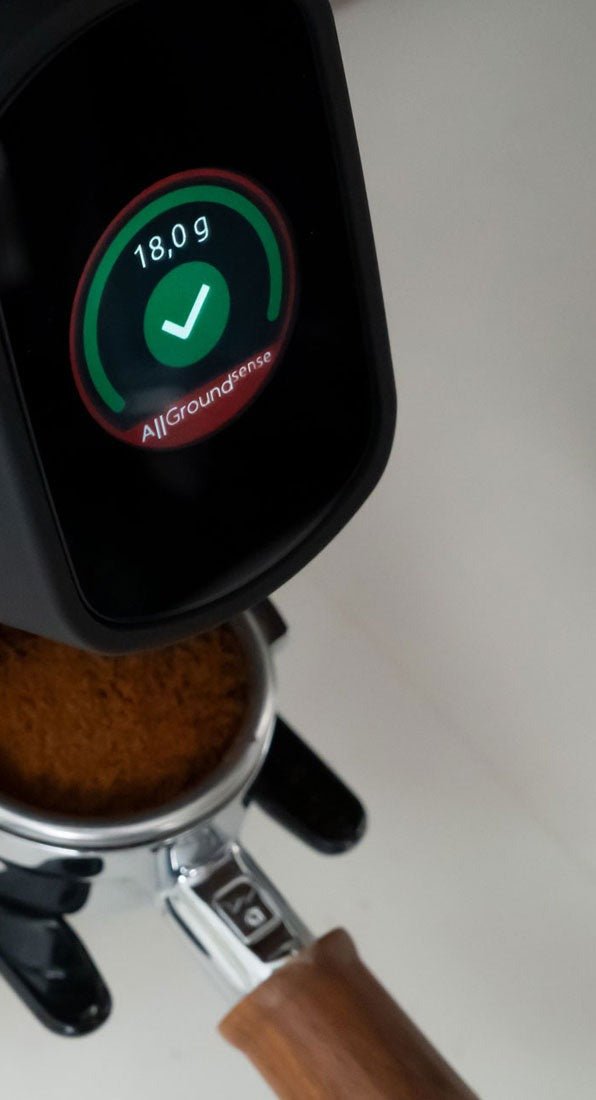 Portafiltro sulla forcella con bilancia integrata, dose da 18 g confermata sul display