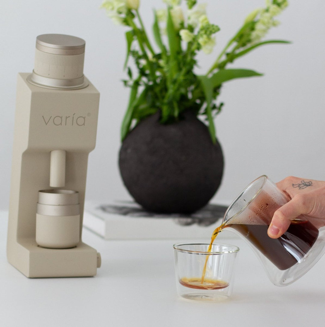 Caffè versato accanto al Varia VS4 sabbia