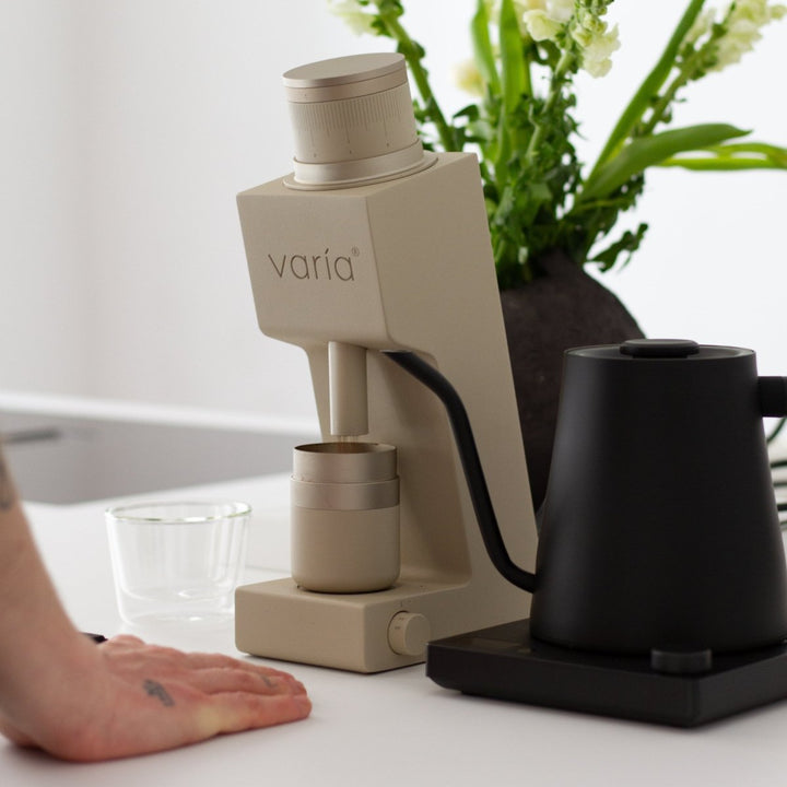 Varia VS4 sabbia sul piano cucina accanto a un bollitore