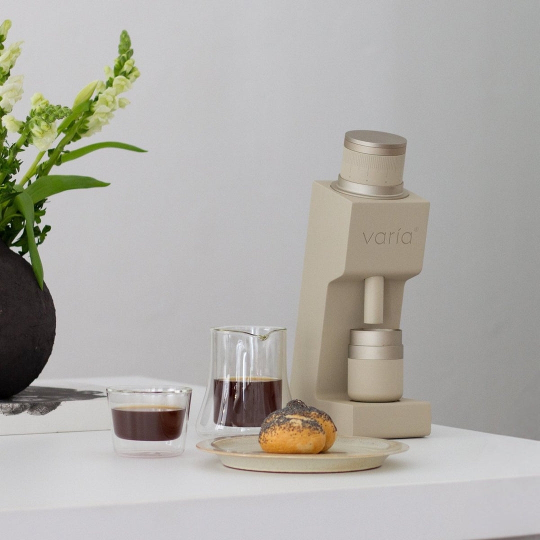 Varia VS4 sabbia con una tazza di caffè