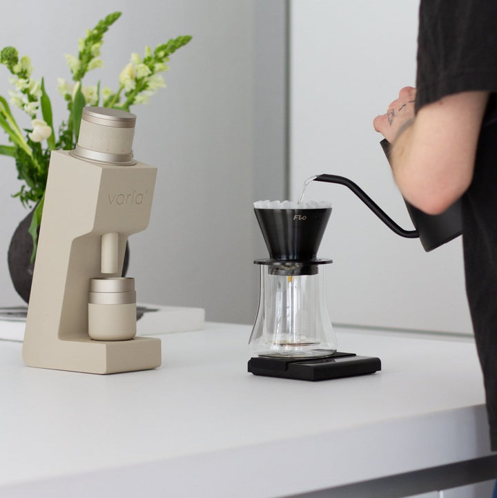 Preparazione di un pour-over accanto al Varia VS4 sabbia